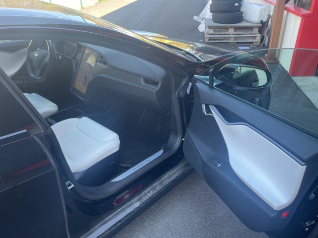 984329-25 Tesla Model S Performance - 2020