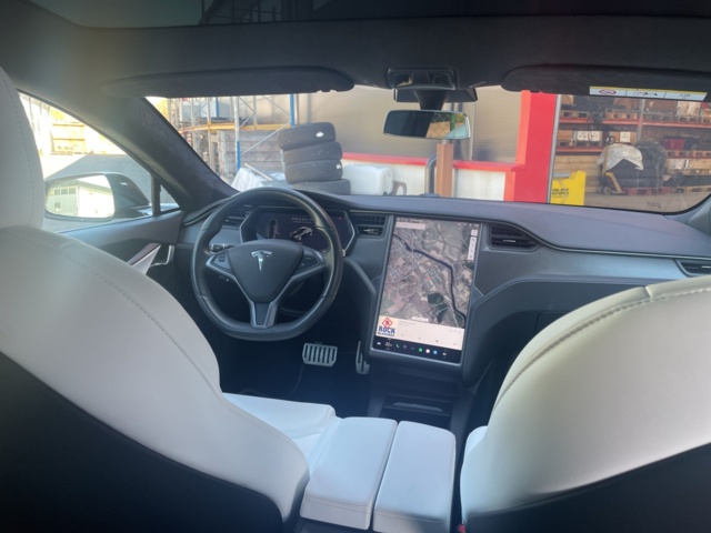 984329-35 Tesla Model S Performance - 2020