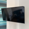 990294-1 TV Samsung incl. wall bracket UE43J