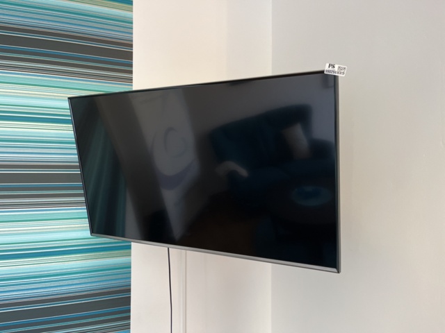 990294-1 TV Samsung incl. wall bracket UE43J
