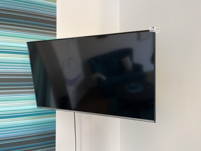 990294-3 TV Samsung incl. wall bracket UE43J