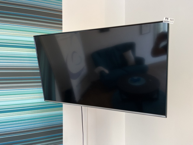 990294-2 TV Samsung incl. wall bracket UE43J