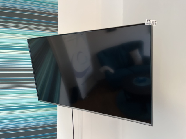 990294-4 TV Samsung incl. wall bracket UE43J