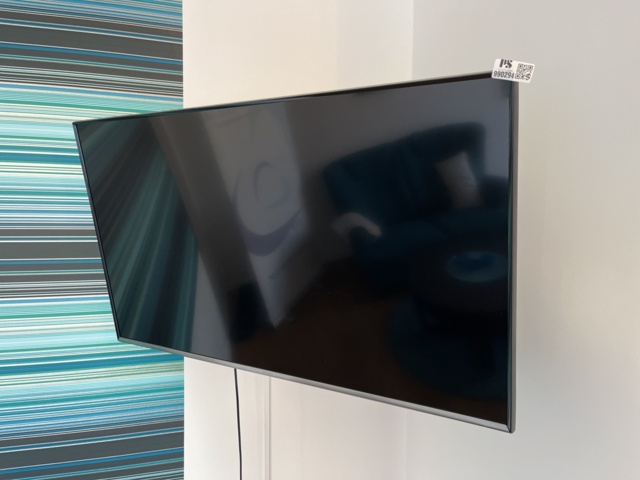 990294-5 TV Samsung incl. wall bracket UE43J