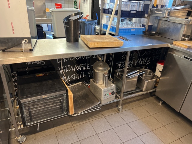 1022620-1 Stainless workbench with water bath and shelf with canteens