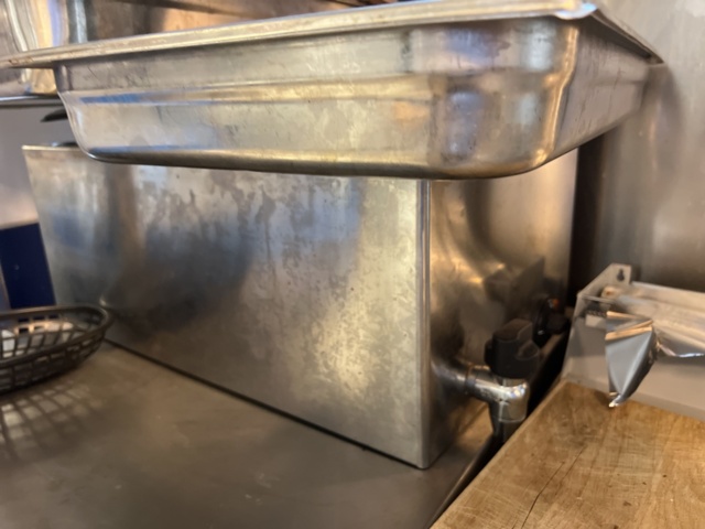 1022620-2 Stainless workbench with water bath and shelf with canteens