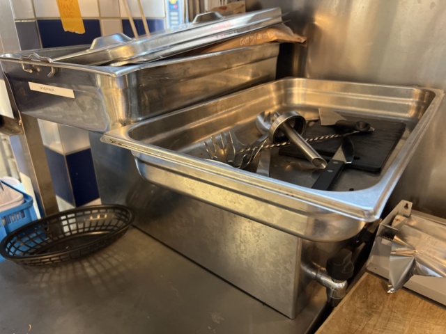 1022620-3 Stainless workbench with water bath and shelf with canteens