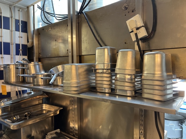 1022620-4 Stainless workbench with water bath and shelf with canteens