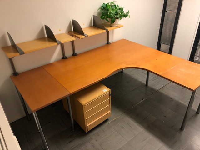 1025624-2 Työpiste: pöytä, hylly ja laatikosto - Ei pohjahintaa