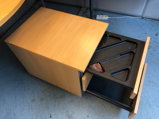 1025668-9 Martela työpöytä, hylly ja laatikosto - Ei pohjahintaa