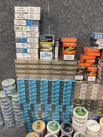 815006-10 Lots of snus, cigarettes and cigars