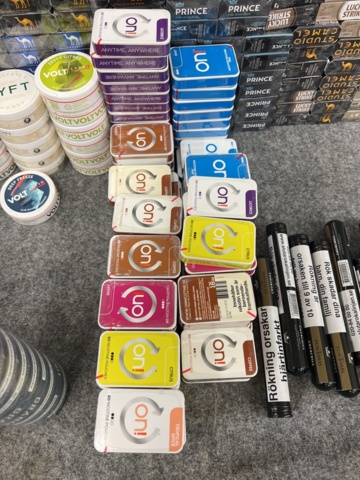 815006-21 Lots of snus, cigarettes and cigars
