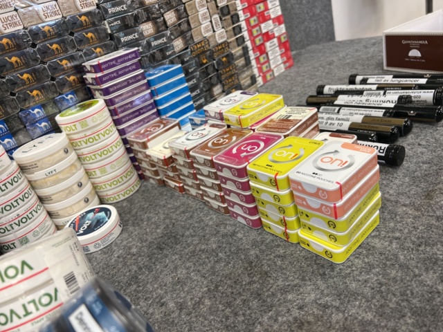 815006-22 Lots of snus, cigarettes and cigars