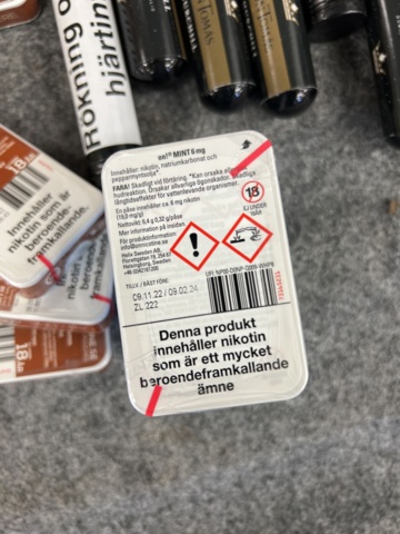 815006-26 Lots of snus, cigarettes and cigars