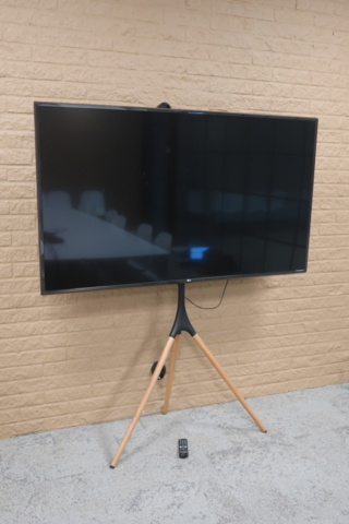 954652-1 TV on stand, LG 65", 65UJ630V