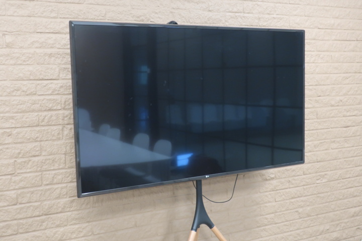 954652-2 TV on stand, LG 65", 65UJ630V