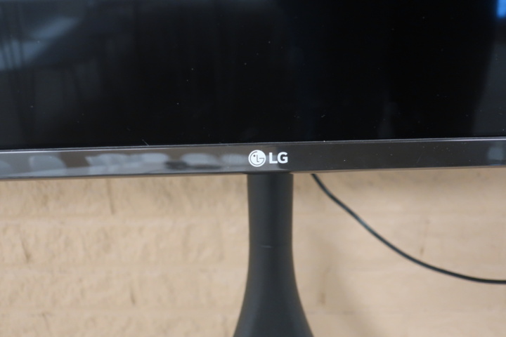 954652-4 TV on stand, LG 65", 65UJ630V