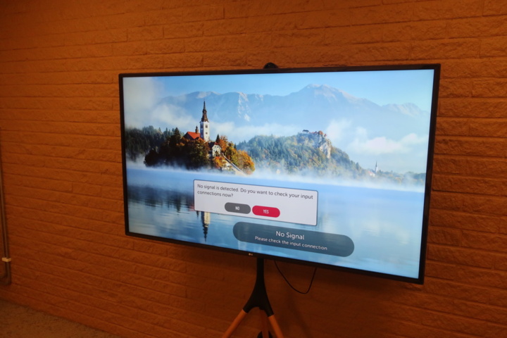 954652-5 TV on stand, LG 65", 65UJ630V