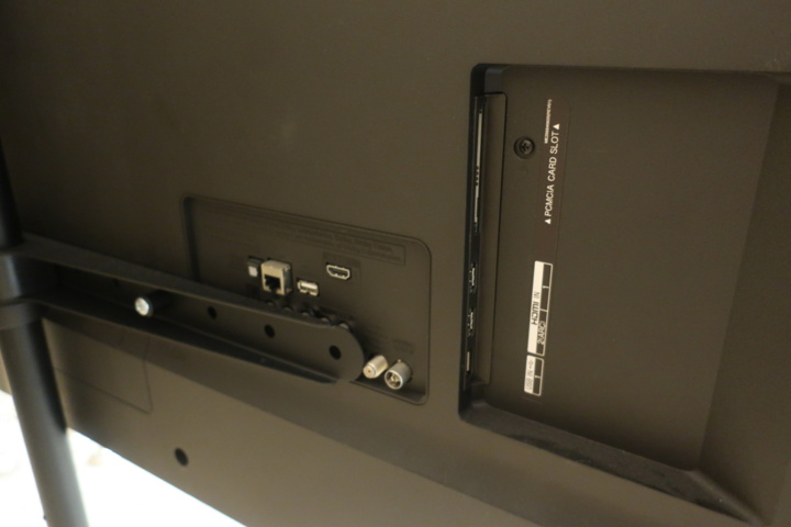 954652-9 TV on stand, LG 65", 65UJ630V