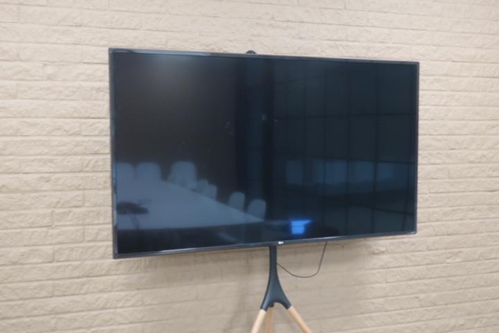 954652-10 TV on stand, LG 65", 65UJ630V