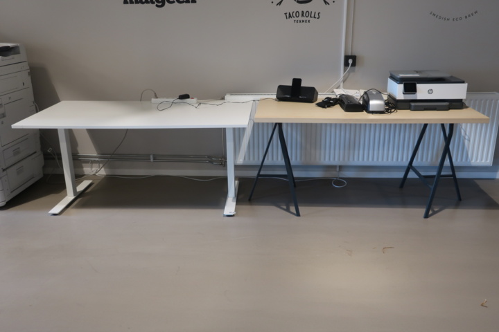 954678-1 1st skrivbord samt bordskiva på benbockar