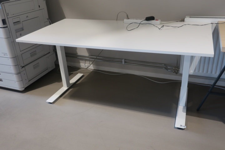 954678-2 1st skrivbord samt bordskiva på benbockar