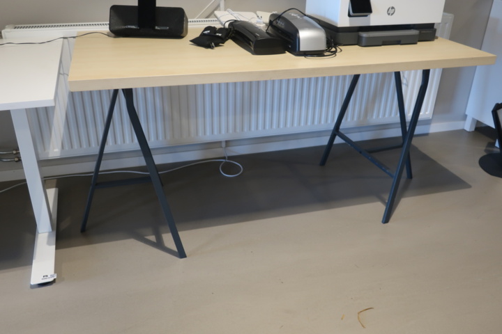 954678-3 1st skrivbord samt bordskiva på benbockar