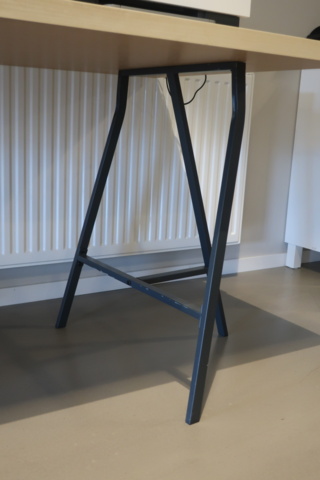 954678-4 1st skrivbord samt bordskiva på benbockar