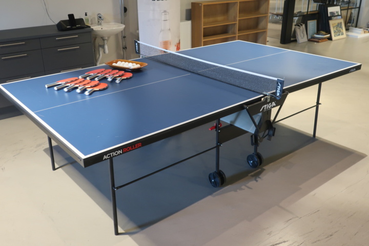 954702-1 Ping-pong table, Stiga ActionRoller and 10 racks, Yasaka