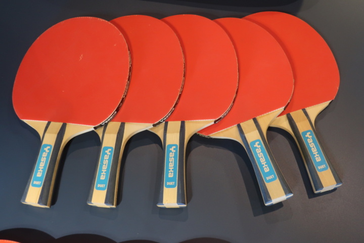 954702-13 Ping-pong table, Stiga ActionRoller and 10 racks, Yasaka