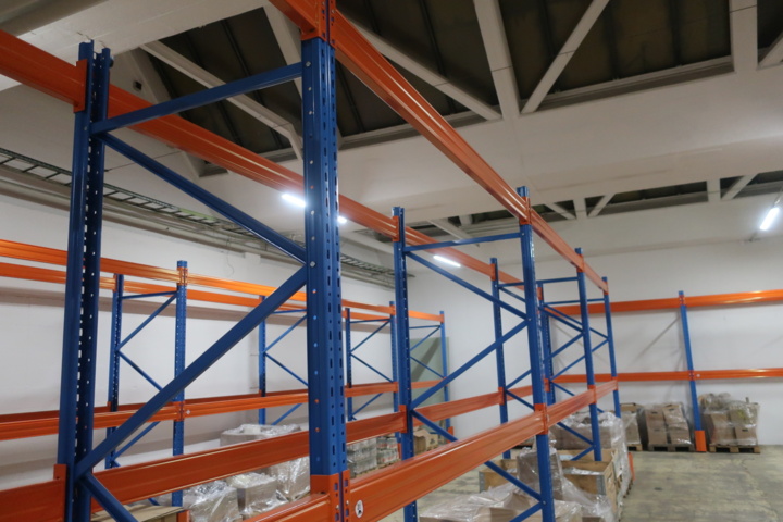 954726-5 5 sections of pallet racking - 6 ends and 20 beams