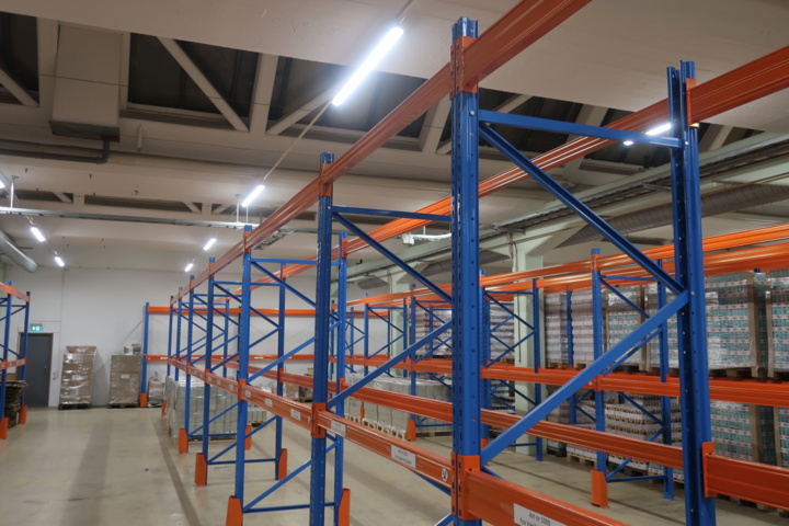 954731-3 8 sections of pallet racking - 9 ends and 30 beams