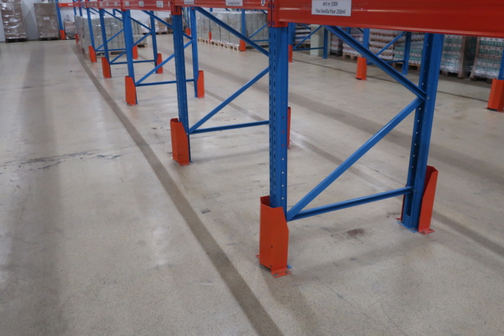 954731-4 8 sections of pallet racking - 9 ends and 30 beams