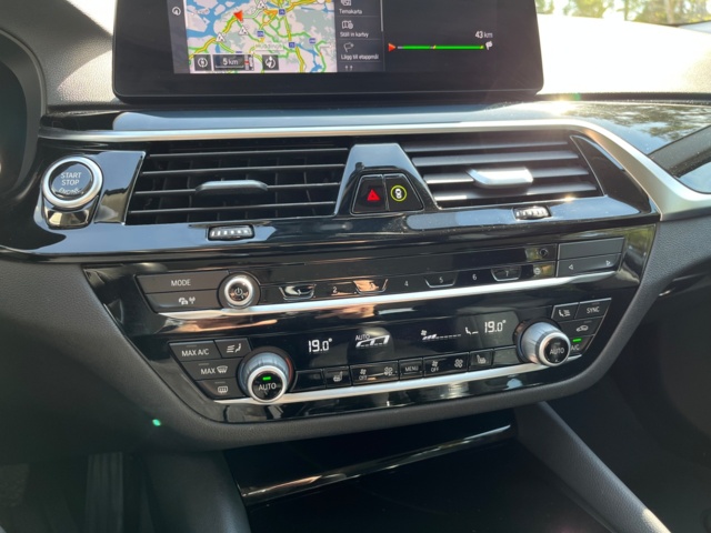 1026559-56 BMW 520d xDrive Touring - 2020