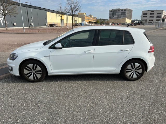 704137-3 Volkswagen e-Golf 24.2 kWh - 2015