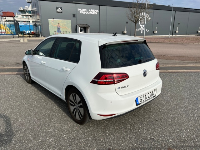 704137-4 Volkswagen e-Golf 24.2 kWh - 2015