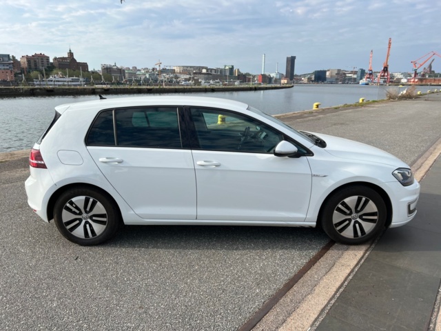 704137-7 Volkswagen e-Golf 24.2 kWh - 2015
