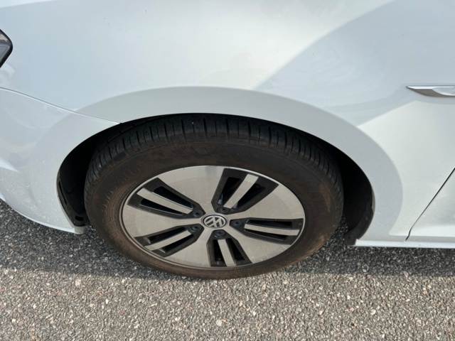 704137-12 Volkswagen e-Golf 24.2 kWh - 2015