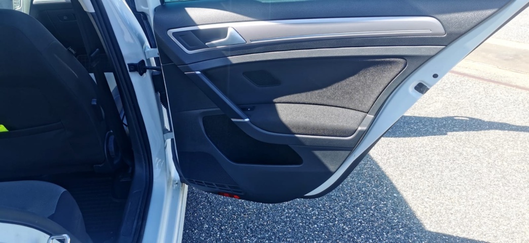 704137-21 Volkswagen e-Golf 24.2 kWh - 2015