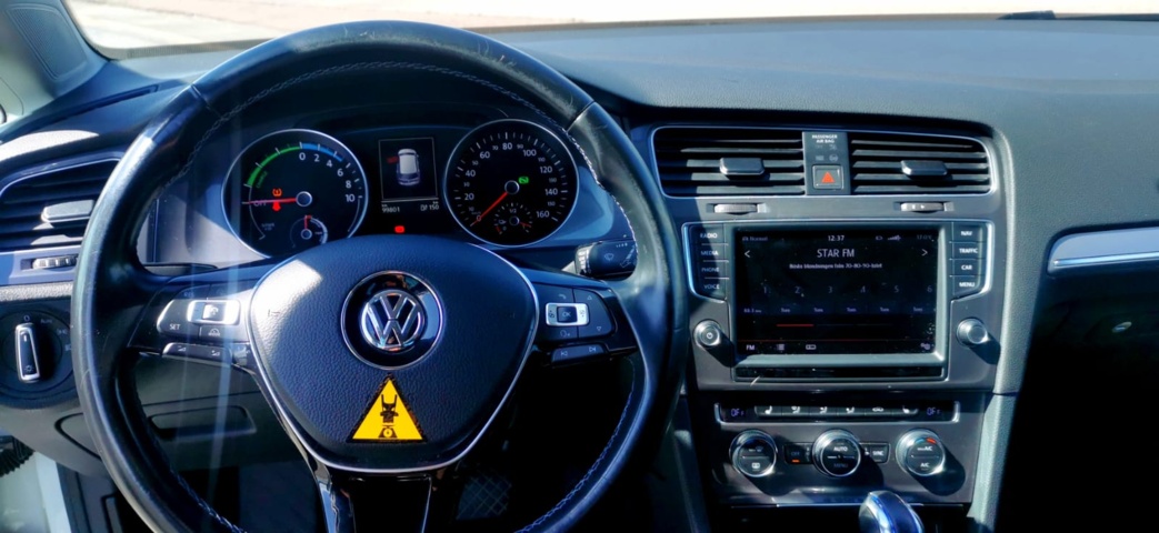 704137-24 Volkswagen e-Golf 24.2 kWh - 2015