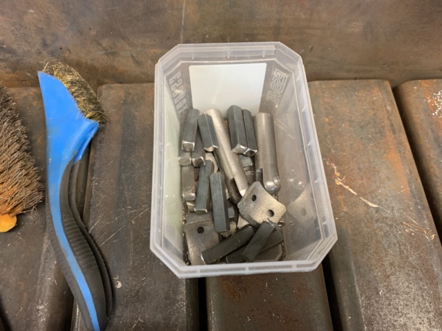 1027909-8 Welding bench with accessories