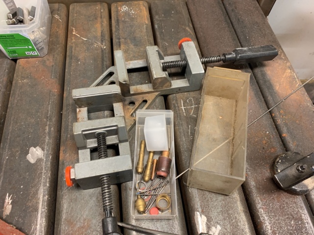 1027909-9 Welding bench with accessories