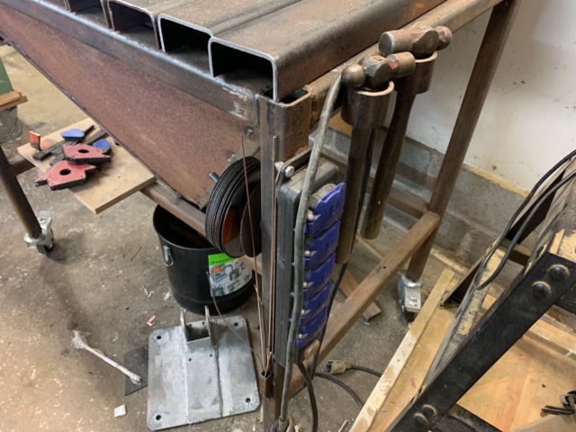 1027909-11 Welding bench with accessories