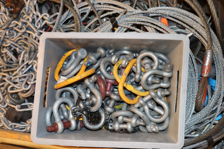 931321-3 Various rigging equipment