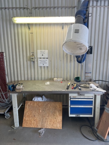 1024052-1 Work bench with extraction hose and vise