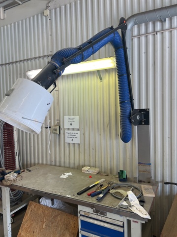 1024052-2 Work bench with extraction hose and vise