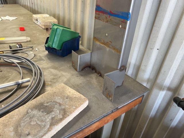 1024052-3 Work bench with extraction hose and vise