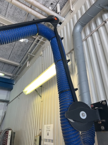 1024052-4 Work bench with extraction hose and vise