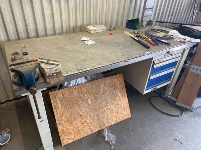 1024052-5 Work bench with extraction hose and vise