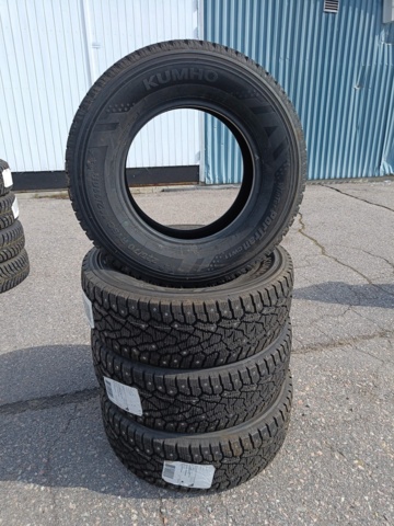 929135-1 Winter tires Kumho Winter PorTran CW11 225/70R15C - New